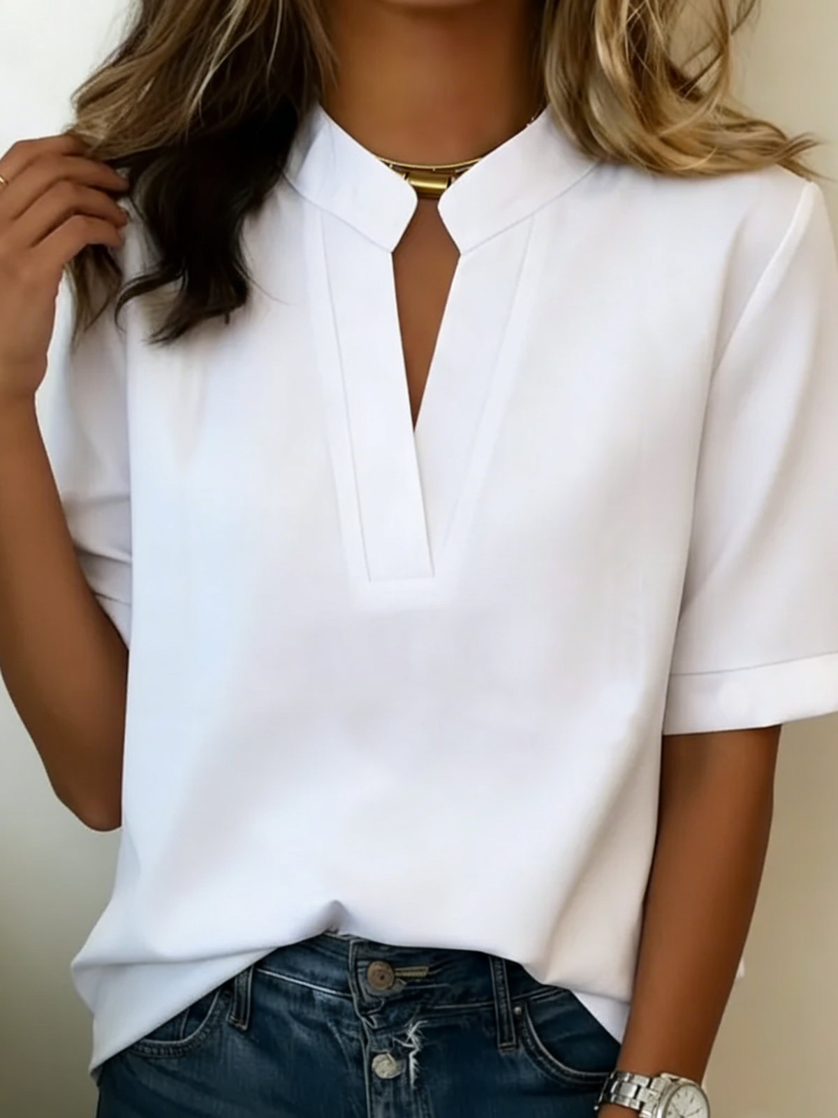 MATILDE | Blusa com decote em V e detalhe dourado