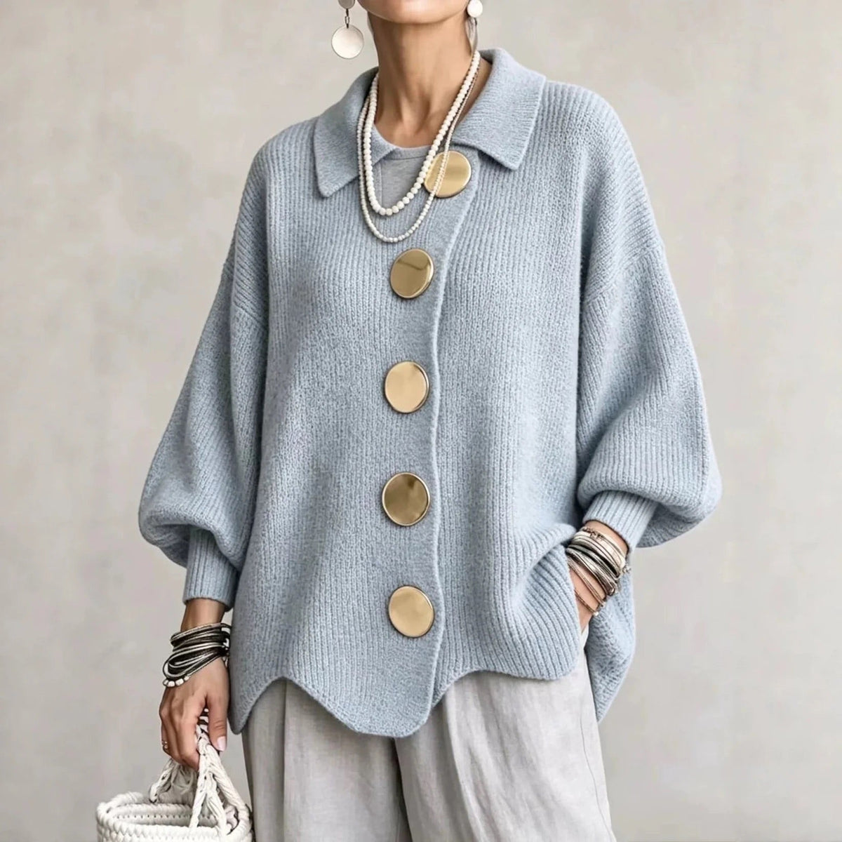 MATILDE | Casaco oversized de mulher com colarinho e botões dourados
