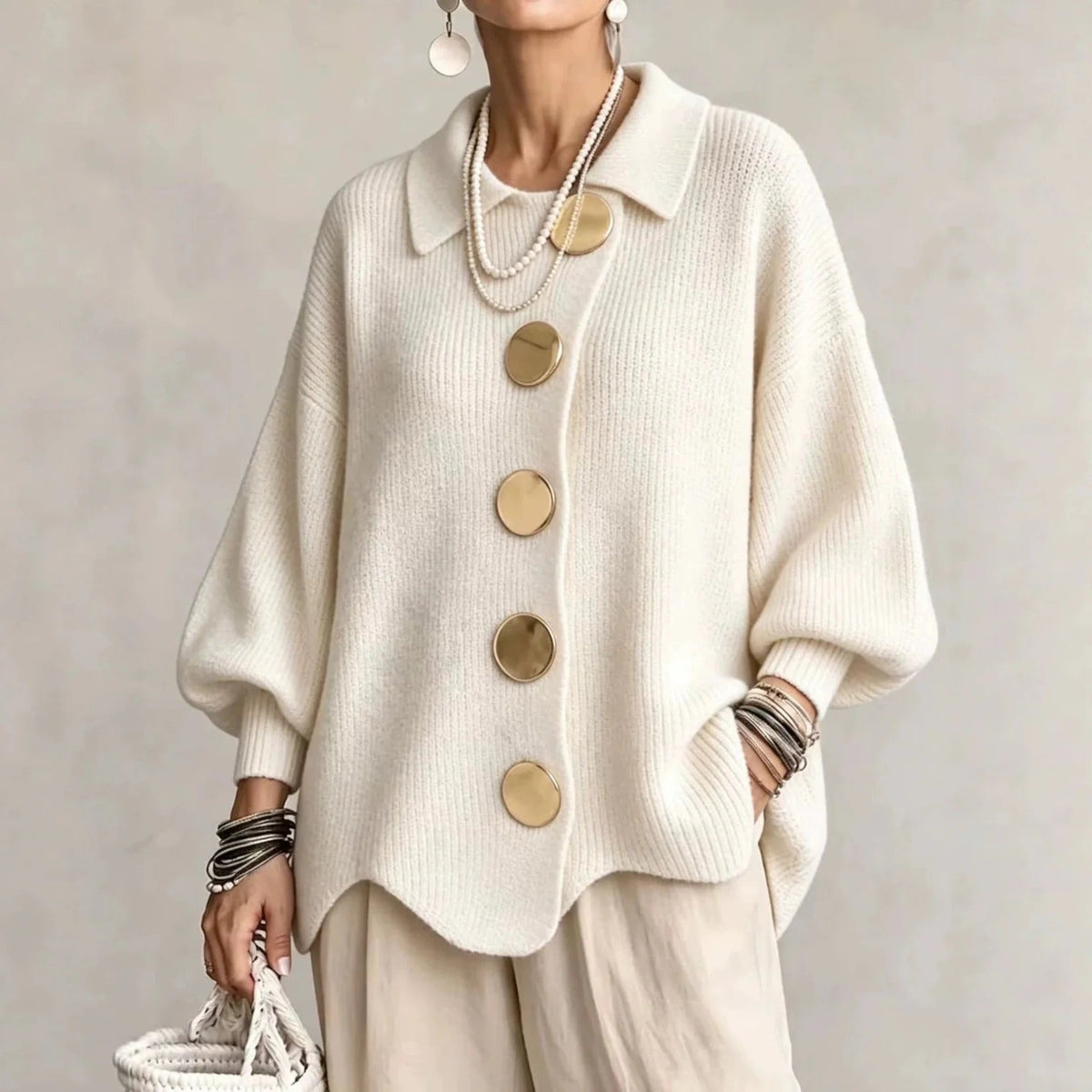 MATILDE | Casaco oversized de mulher com colarinho e botões dourados